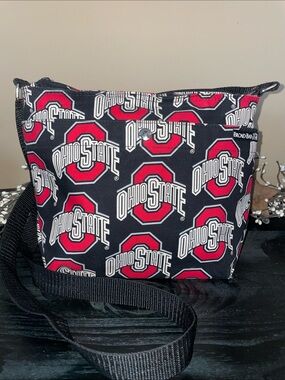 Ohio State Cotton Zip Crossbody Bag. OSU Logo. Two Exterior Side Snap Pockets